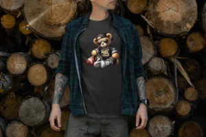 Hombre con camiseta negra que presenta un oso de peluche vestido con jersey de los Saints número 35, sosteniendo un balón de fútbol americano, sobre fondo de troncos de madera. Ideal para regalos temáticos y ropa deportiva para aficionados al equipo